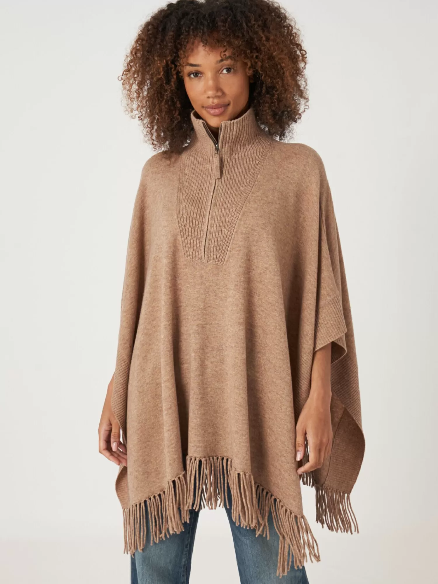 REPEAT cashmere Poncho's*Poncho met franje en ritskraag Camel