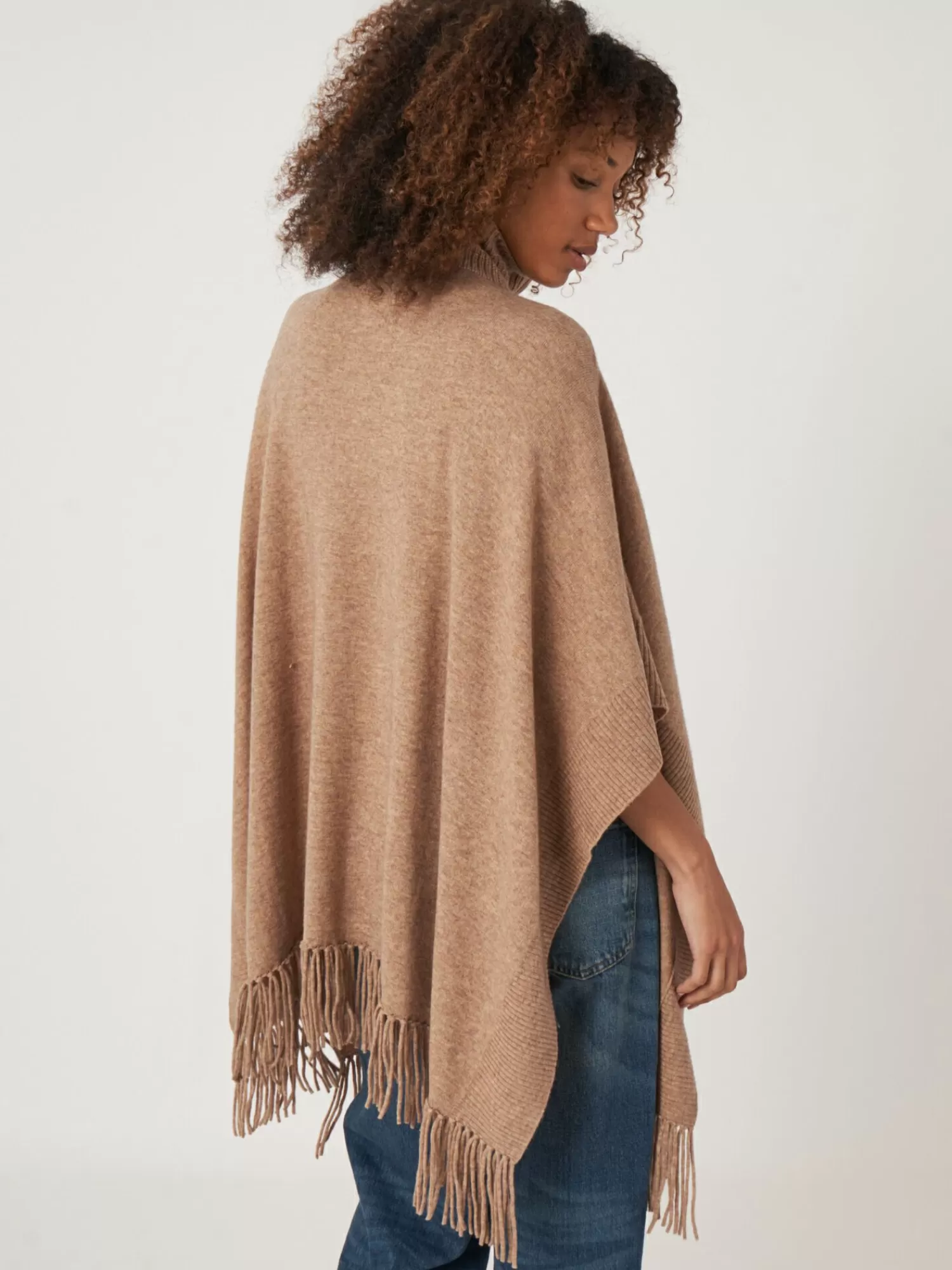 REPEAT cashmere Poncho's*Poncho met franje en ritskraag Camel