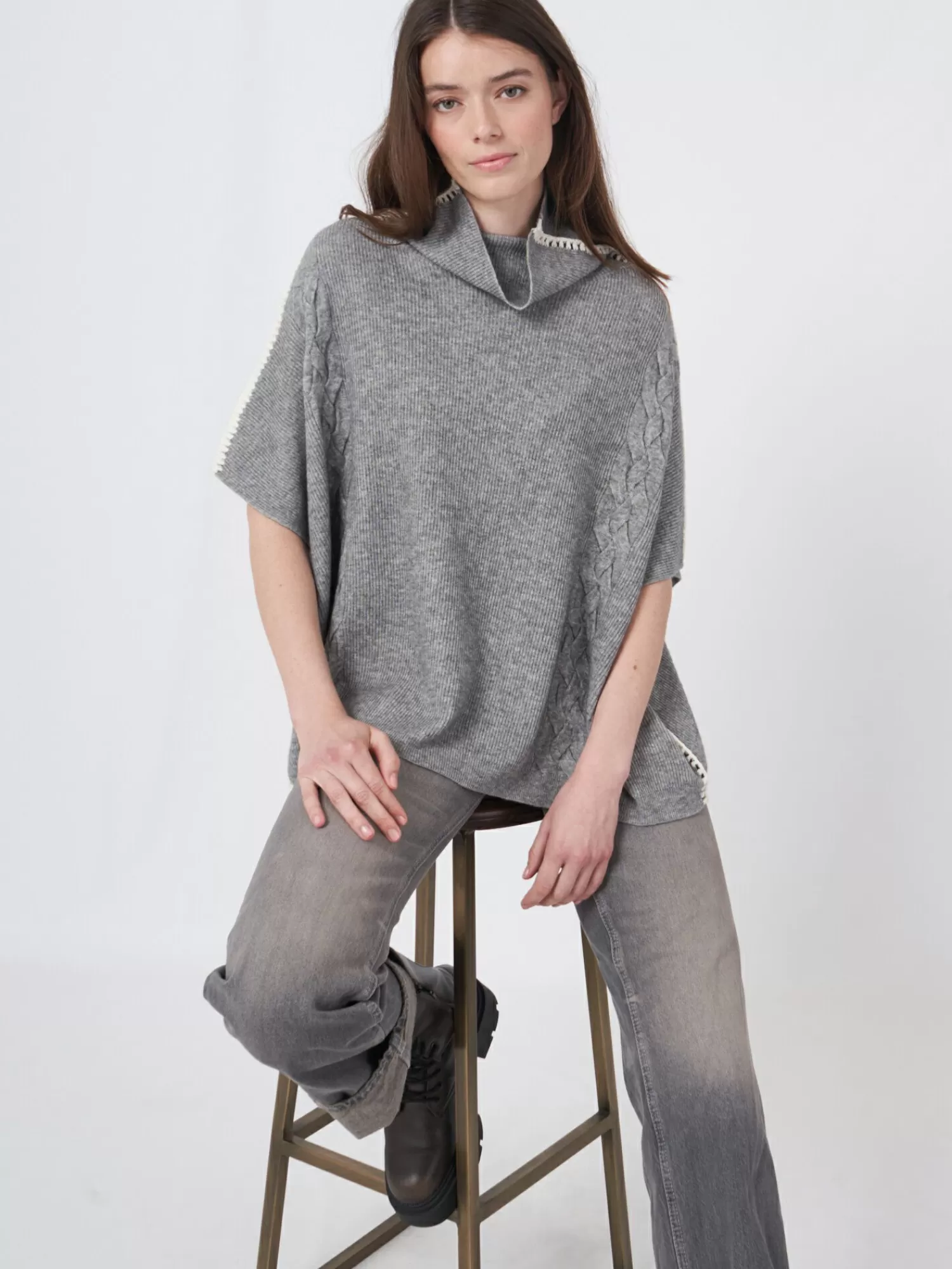 REPEAT cashmere Poncho's*Poncho met gehaakte details en kabelpatroon van cashmere mix LightGrey