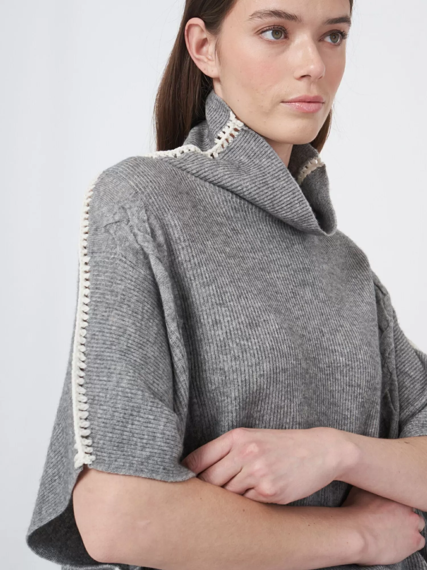 REPEAT cashmere Poncho's*Poncho met gehaakte details en kabelpatroon van cashmere mix LightGrey