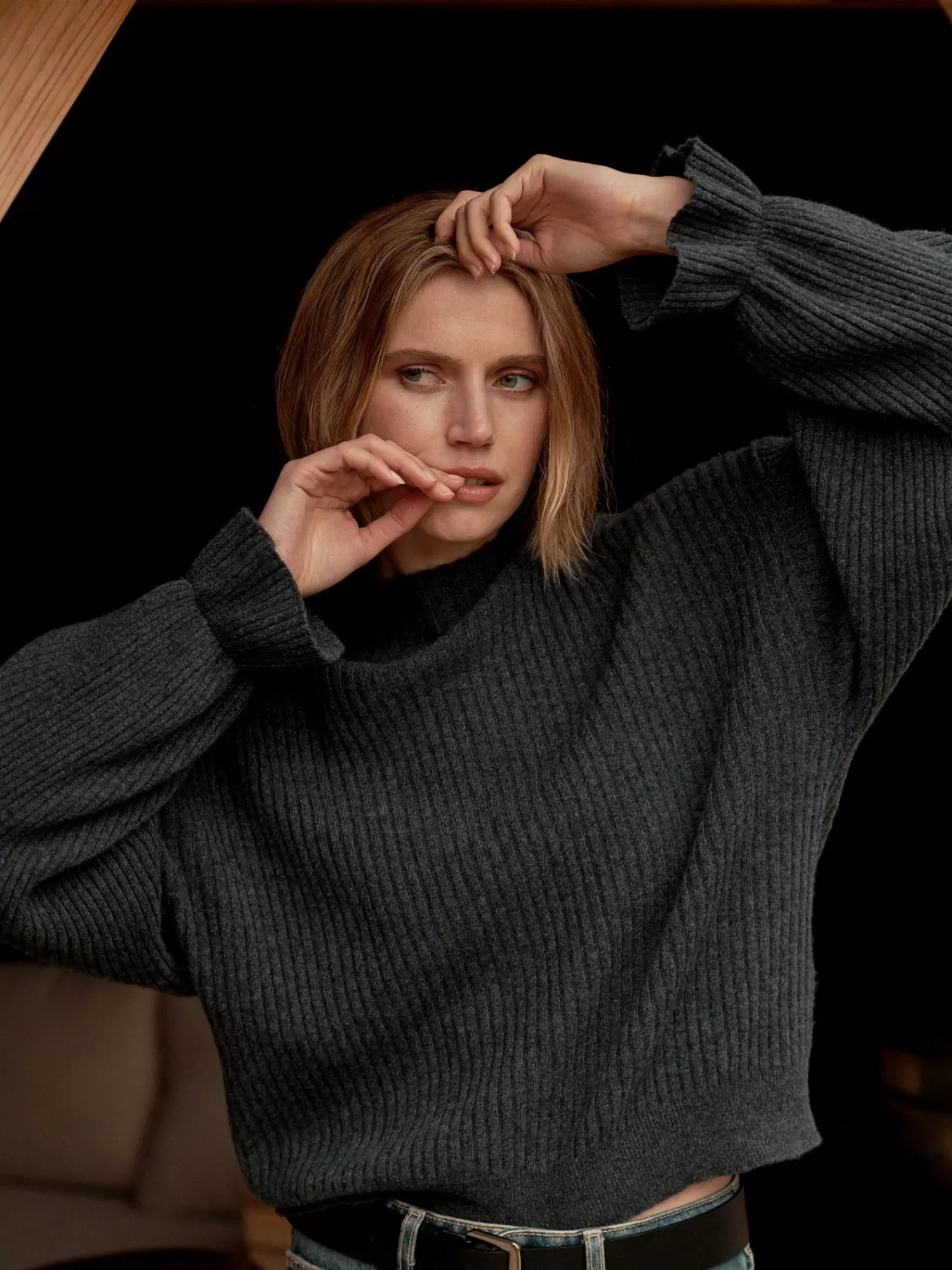 REPEAT cashmere Truien*Ribgebreide cashmere trui ruche aan de mouw Charcoal