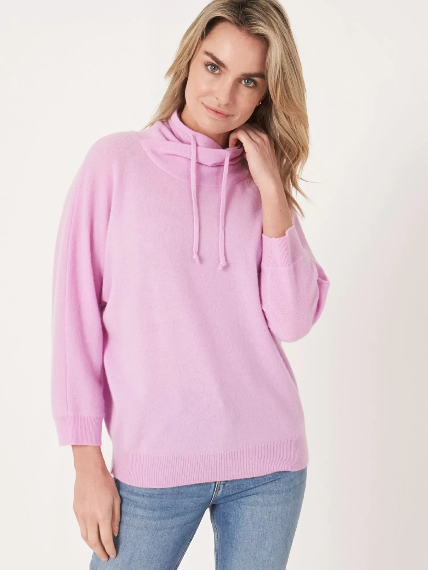 REPEAT cashmere Organic Cashmere | Truien*Sportieve cashmere trui met opstaande kraag met trekkoord Candy