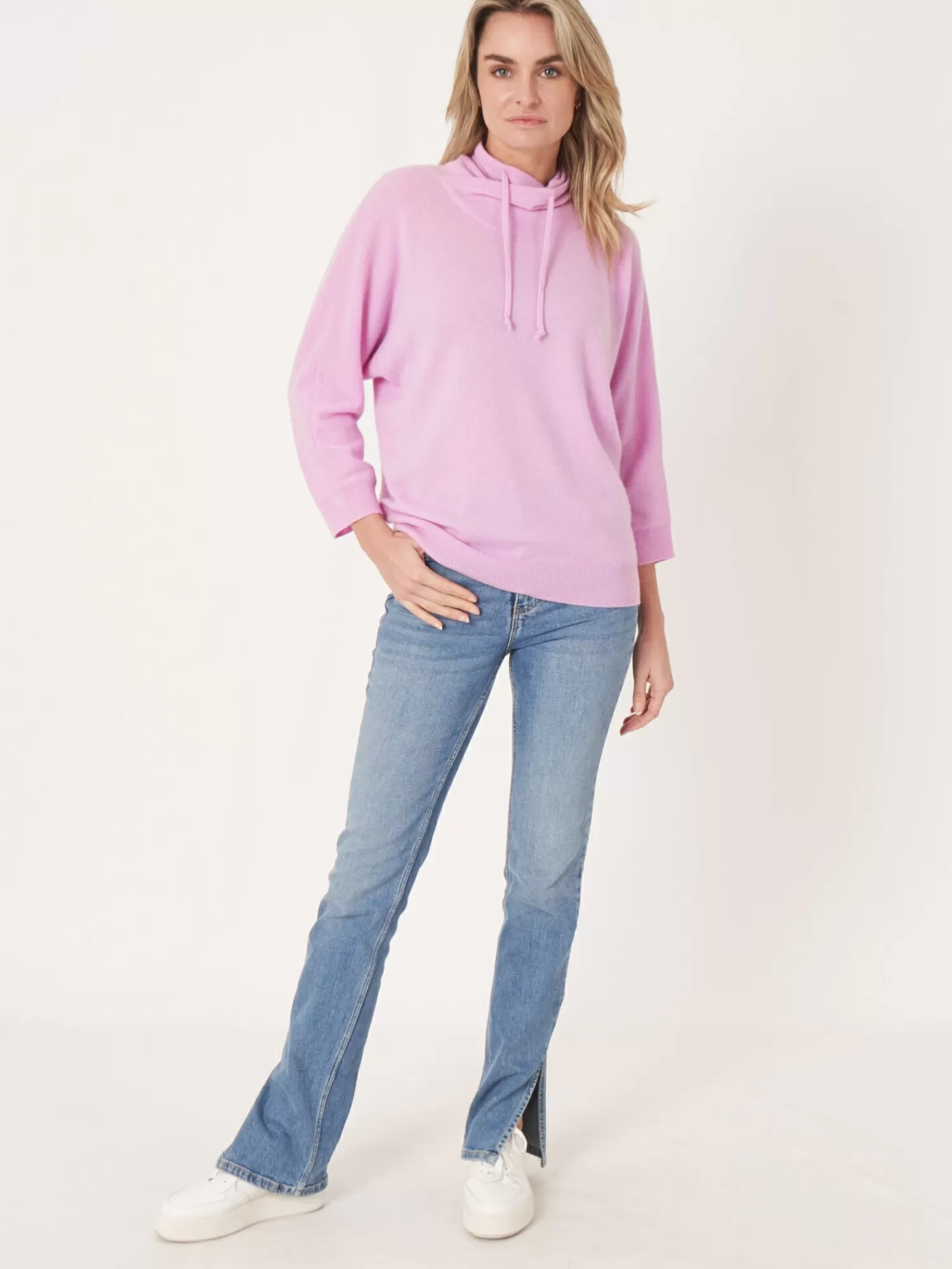 REPEAT cashmere Organic Cashmere | Truien*Sportieve cashmere trui met opstaande kraag met trekkoord Candy