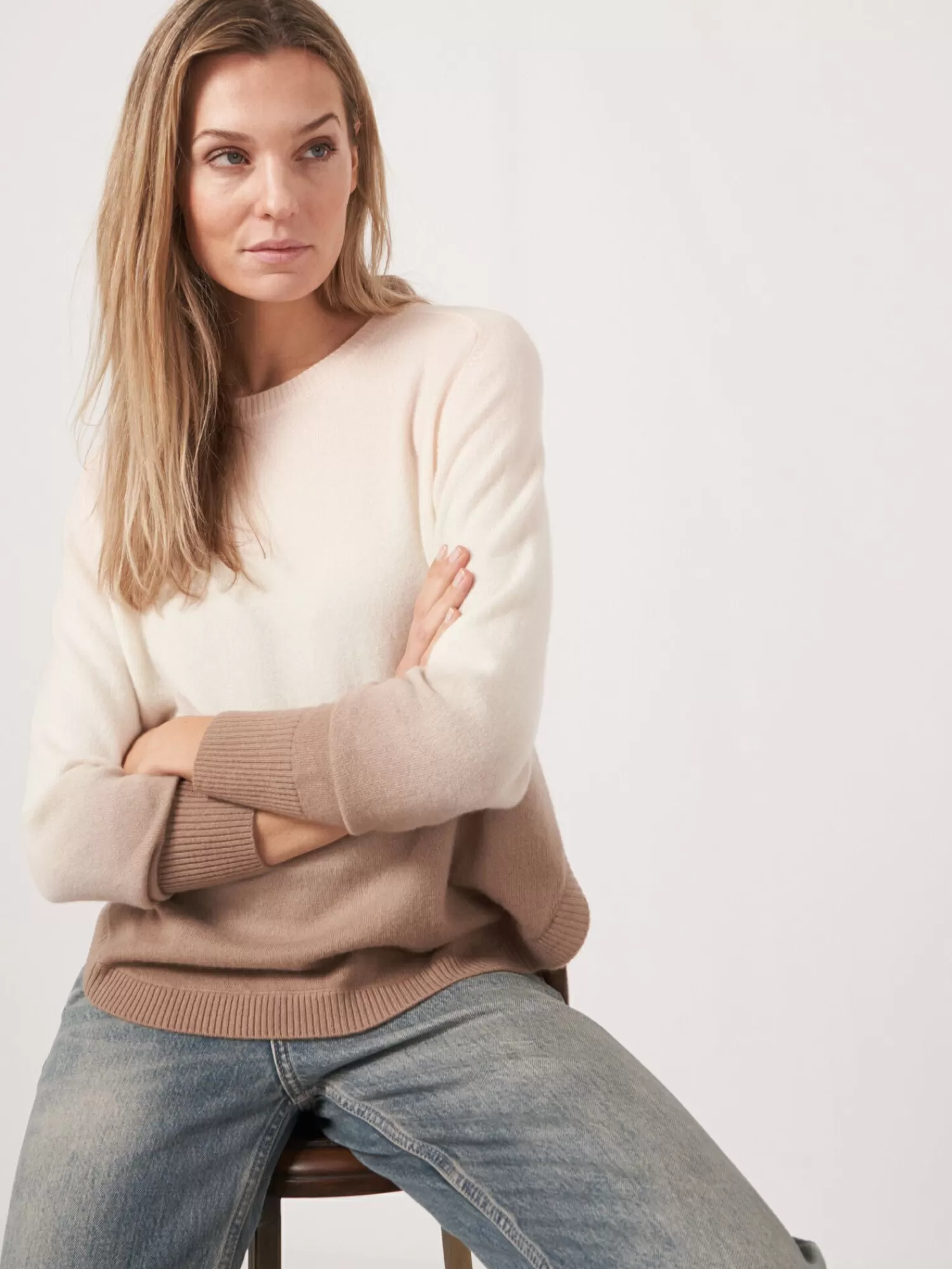 REPEAT cashmere Truien*Tie-dye cashmere trui met ronde zoom Taupe/Pearl