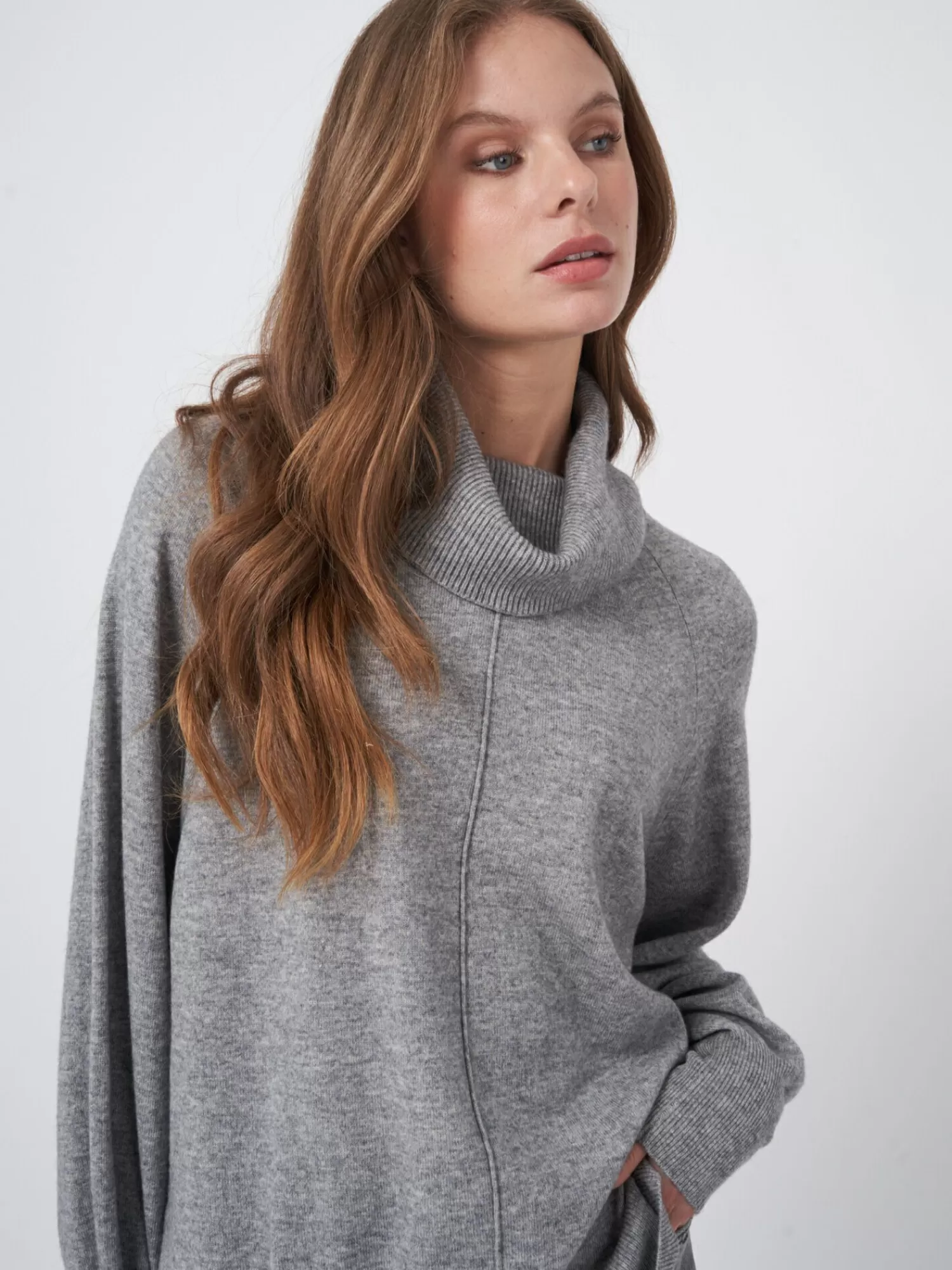 REPEAT cashmere Truien*Trui met wijde geribde rolkraag en pofmouwen LightGrey