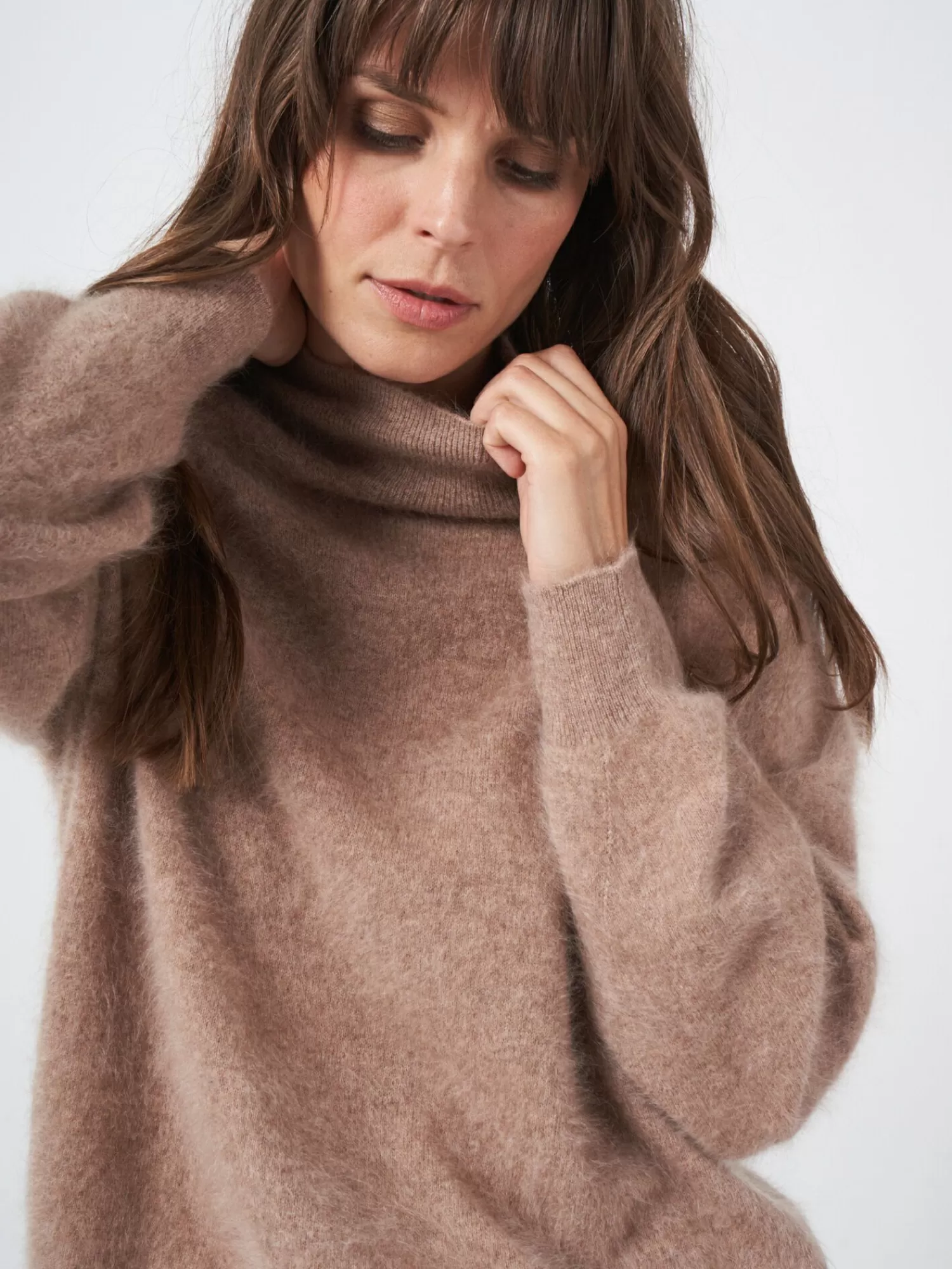 REPEAT cashmere Brushed Cashmere | Truien*Trui van geborsteld cashmere met opstaande kraag Desert