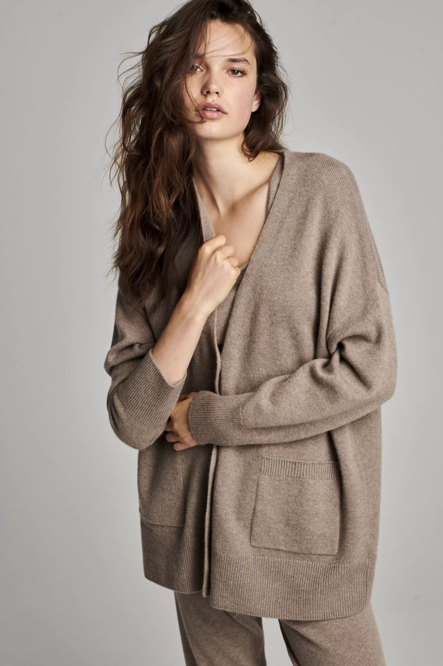 REPEAT cashmere Vesten*Wijde cardigan met knopen van biologisch cashmere Taupe