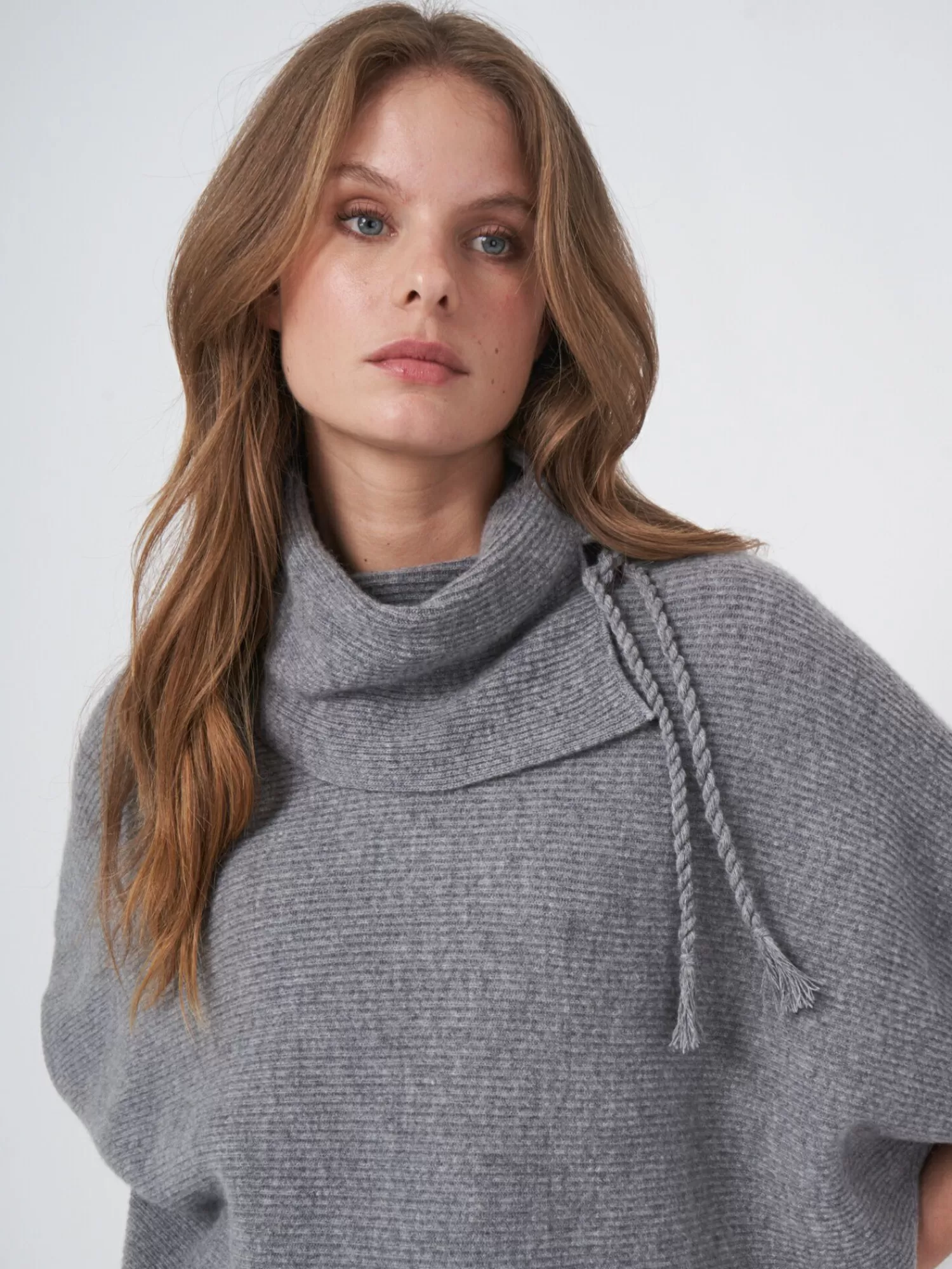 REPEAT cashmere Poncho's | Truien*Wollen ribgebreide poncho met wijde rolkraag Grey