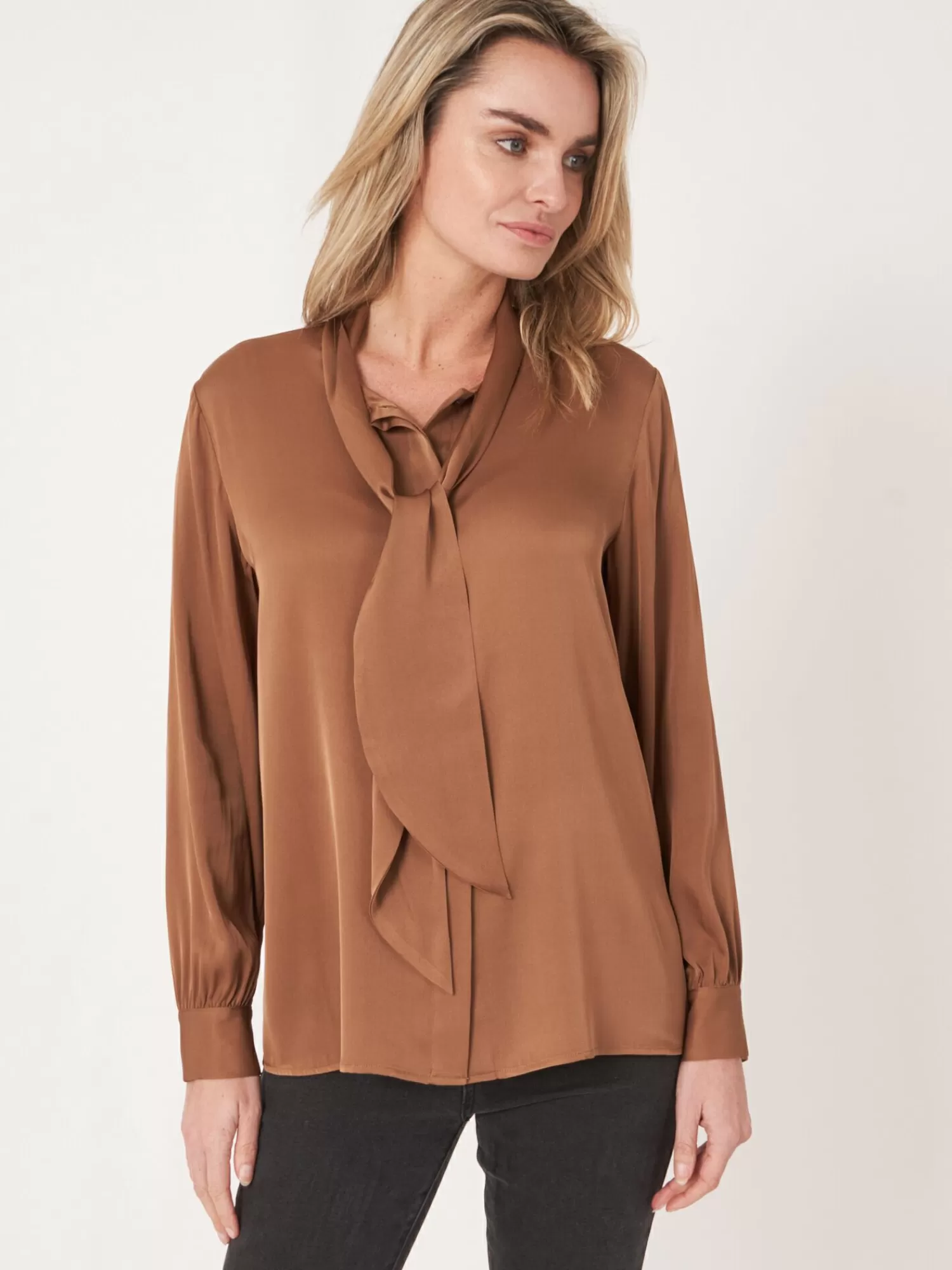 REPEAT cashmere Blouses*Zijden blouse met strikhals Hazel