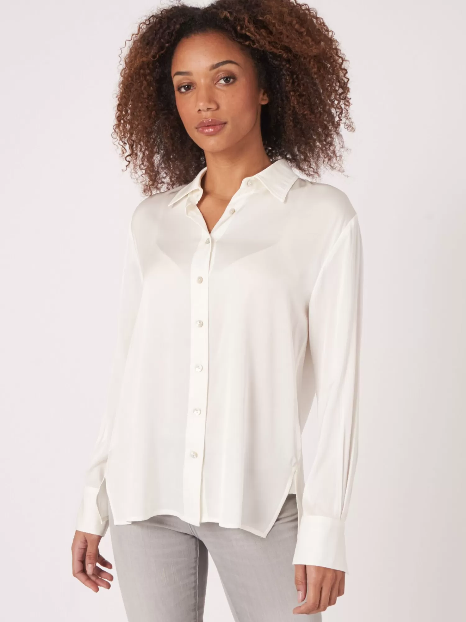 REPEAT cashmere Blouses | Blouses*Zijden overhemd met borstzakje en zijsplitten Cream