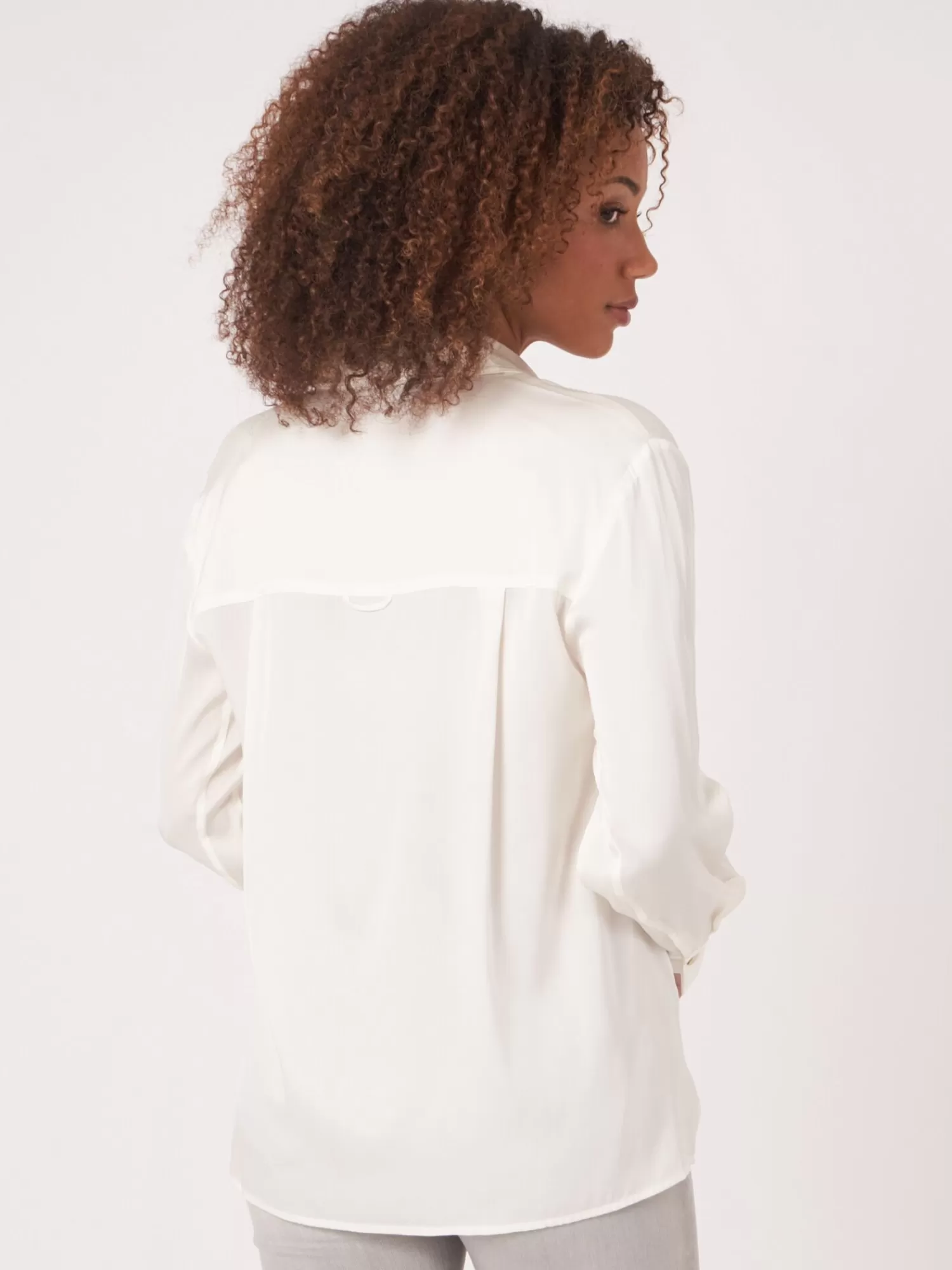 REPEAT cashmere Blouses | Blouses*Zijden overhemd met borstzakje en zijsplitten Cream